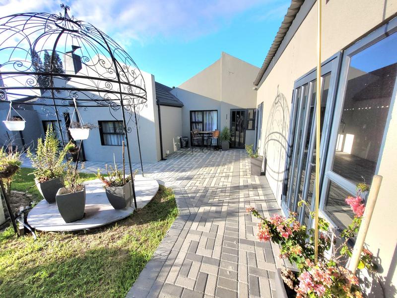 6 Bedroom Property for Sale in Stellenberg Western Cape